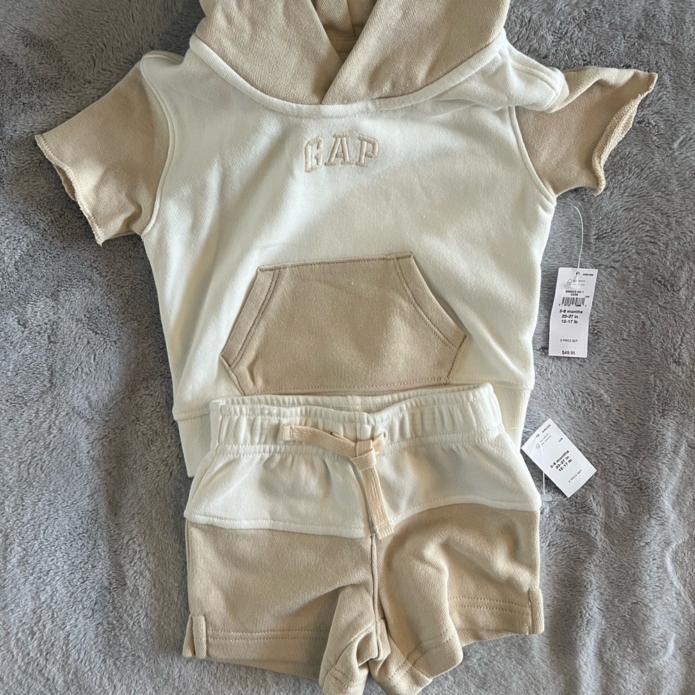 NWT Baby GAP set of short sleeve hoodie and sweat shorts tan cream 3-6m